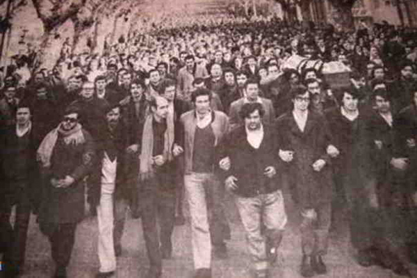 Fotografía de marcha hacia el sepelio de Líber Arce