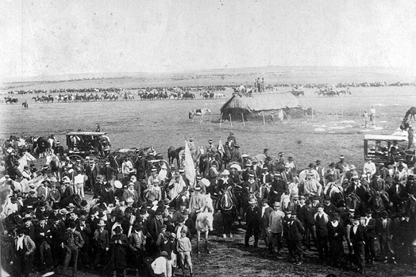Fotografía del militar y caudillo de Uruguay Aparicio Saravia junto a sus comandantes de división y otros hombres.