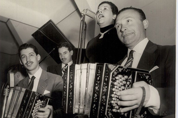 Fotografía de Donato Racciatti tocando con su orquesta