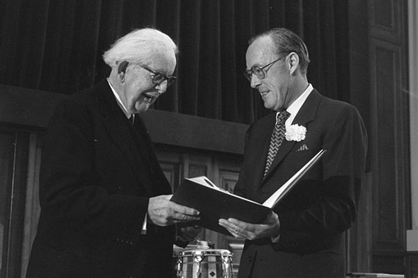 Fotografía de Jean Piaget recibiendo el premio Príncipe Bernardo