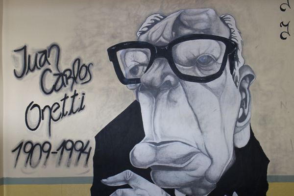 Mural con la imagen de Onetti