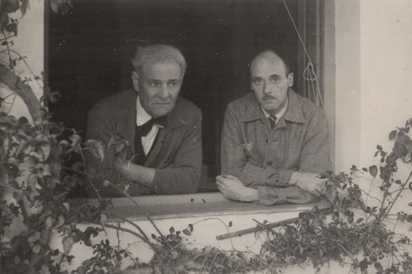 Eduardo Fabini con Roberto Lagarmilla, en la ventana de la casa del maestro en Solis de Mataojo