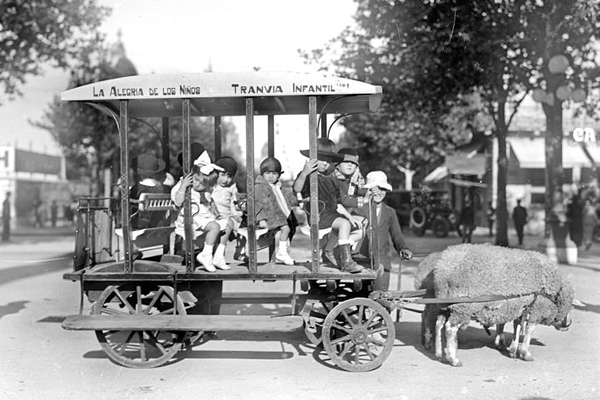 Fotografía de varios niños subidos a un tranvía en 1910.