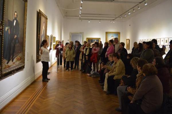 Guía acompañando el recorrido en el Museo Juan Manuel Blanes, Montevideo.
