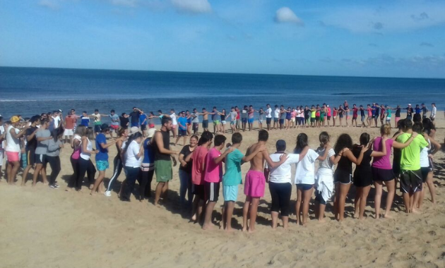 Gente en la playa realizando actividad recreativa.