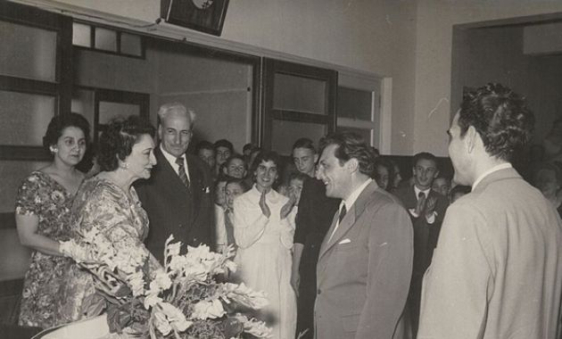 Fotografía de Juana de Ibarbouru rodeada de otras personas.