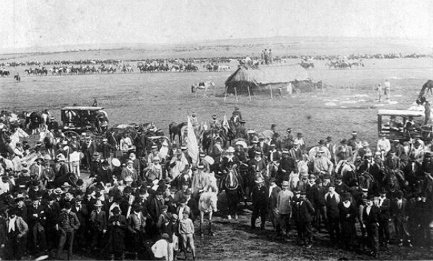 Fotografía del militar y caudillo de Uruguay Aparicio Saravia junto a sus comandantes de división y otros hombres.