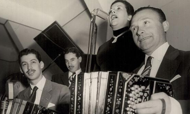 Fotografía de Donato Racciatti tocando con su orquesta