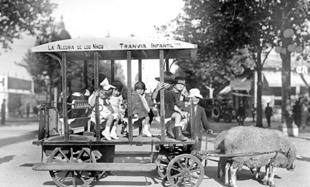 Fotografía de varios niños subidos a un tranvía en 1910. 