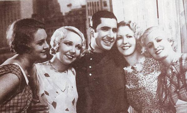 Fotografía de Carlos Gardel en el rodaje de la película Rubias de New York