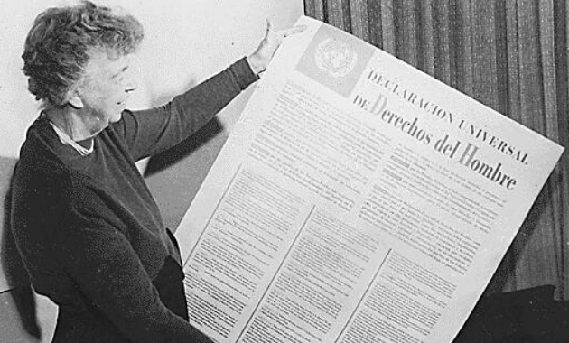 Fotografía de Eleanor Roosevelt leyendo la Declaración Universal de los Derechos Humanos