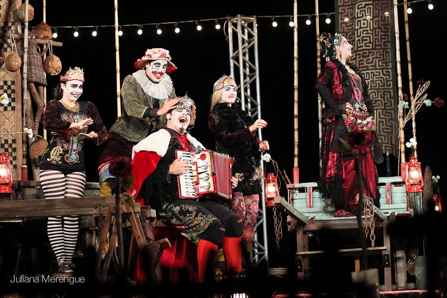 Fotografía de actrices y actores del Grupo de Teatro Clowns de Shakespeare, representando una escena de la obra Su Excelencia, Ricardo Tercero 