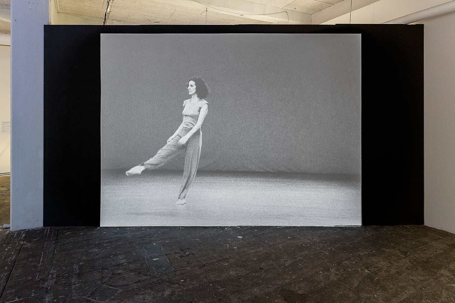 Foto tomada de Trisha Brown realizando movimientos con sus piernas