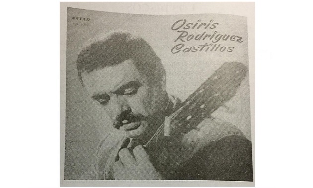 Fotografía en blanco y negro de Osiris Rodríguez Castillos tocando la guitarra.