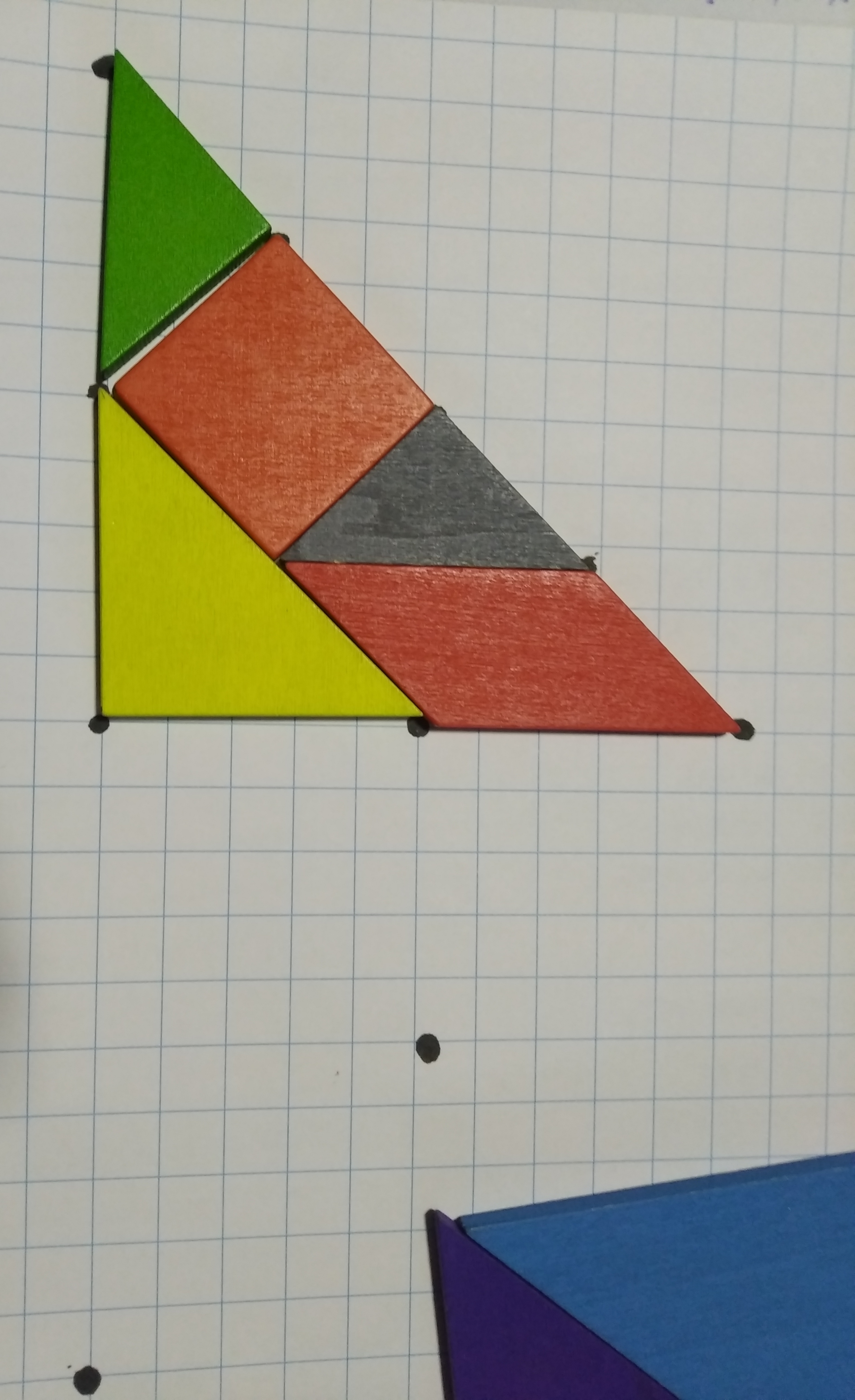 triángulo con todos los vértices de sus piezas marcados