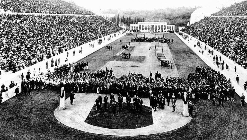 Imagen histórica del estadio de atletismo en los primeros Juegos Olímpicos de la era moderna, celebrados en Atenas, Grecia, en 1896. Este estadio, lleno de historia y simbolismo, fue el escenario donde se reunieron atletas de diversas naciones para competir en una muestra de deportividad y excelencia física. Su inauguración marcó el renacimiento de los Juegos Olímpicos, inspirando a generaciones futuras a celebrar la actividad física y el espíritu deportivo en todo el mundo.