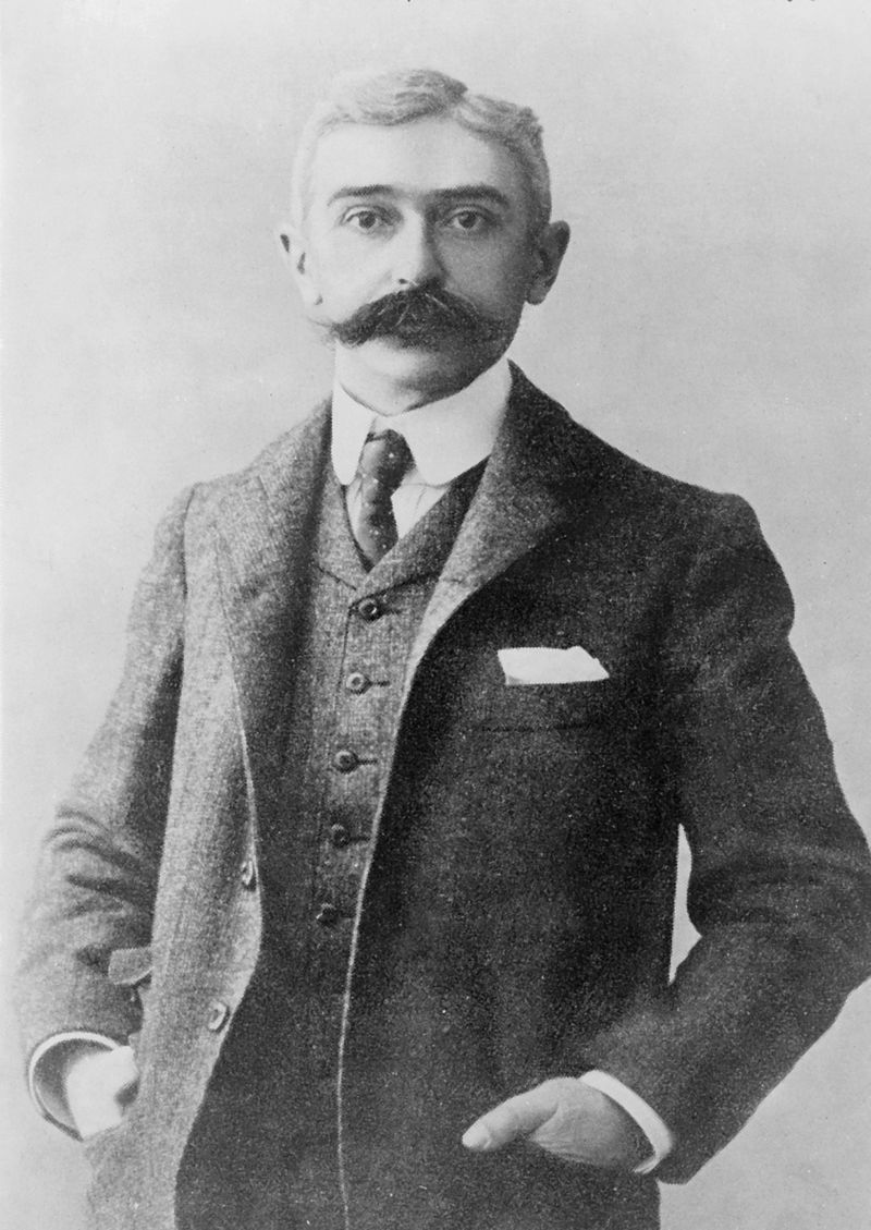 El Barón Pierre de Coubertin, visionario impulsor de los Juegos Olímpicos modernos en 1896 en Atenas, Grecia. Su legado inspira el Día Mundial de la Actividad Física, recordándonos la importancia del deporte para la salud y el desarrollo humano. Su iniciativa nos motiva a comprometernos con un estilo de vida activo y saludable en este día y siempre.