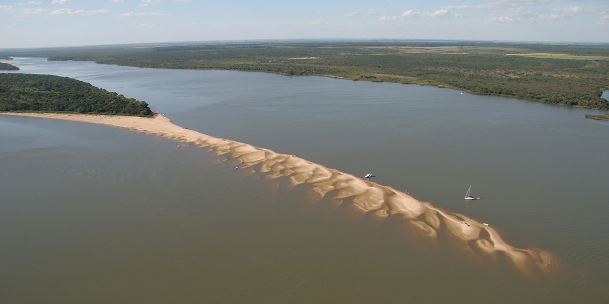 Arenales de formación aluvional en desembocadura del río Queguay Grande