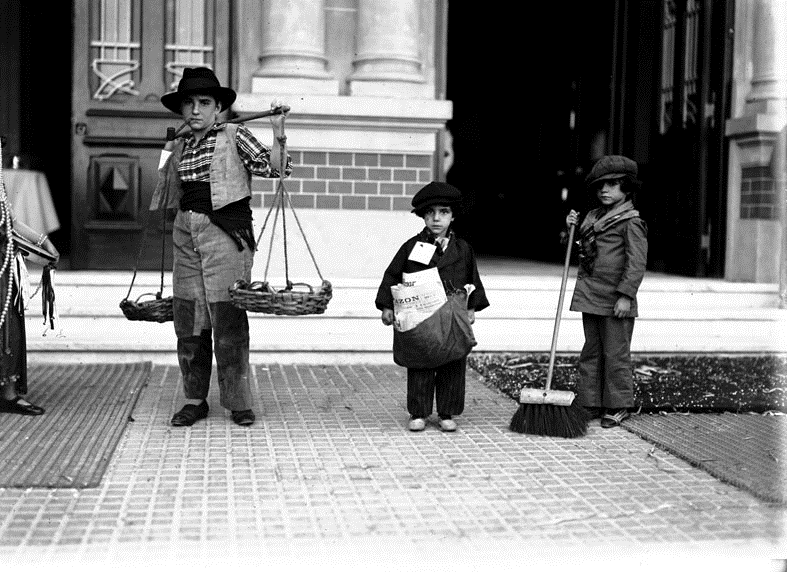 Niños disfrazados a comienzos del siglo XX.