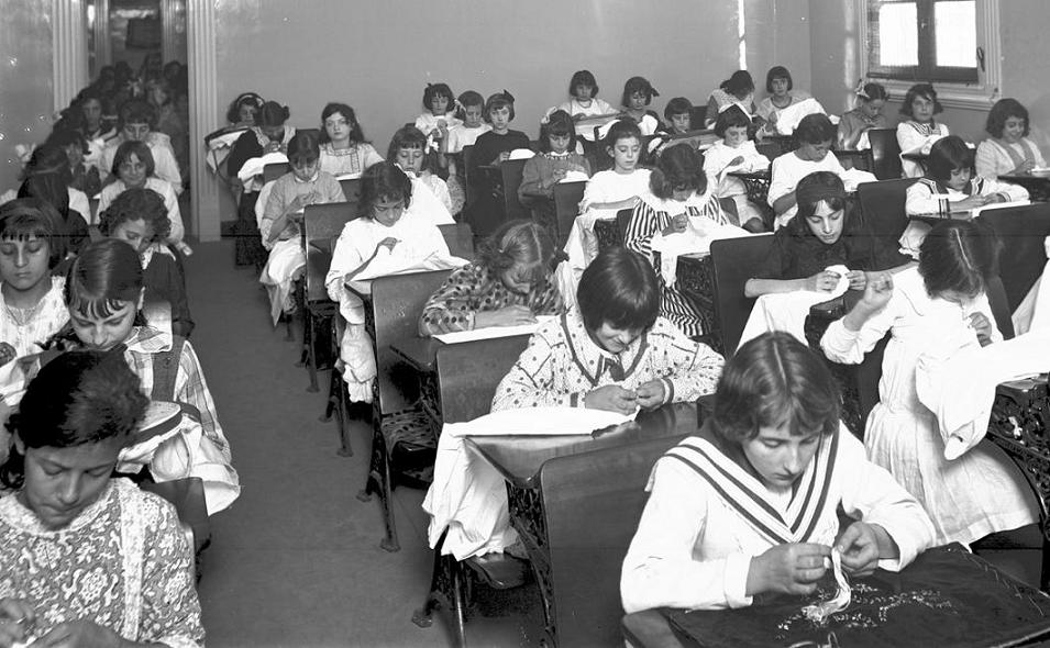 Clase de costura en la década de 1930