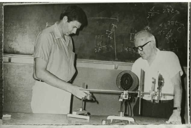 El Prof. Julián Aroztegui (a la derecha) junto al Prof. Carlos Gereda en tarea de laboratorio.