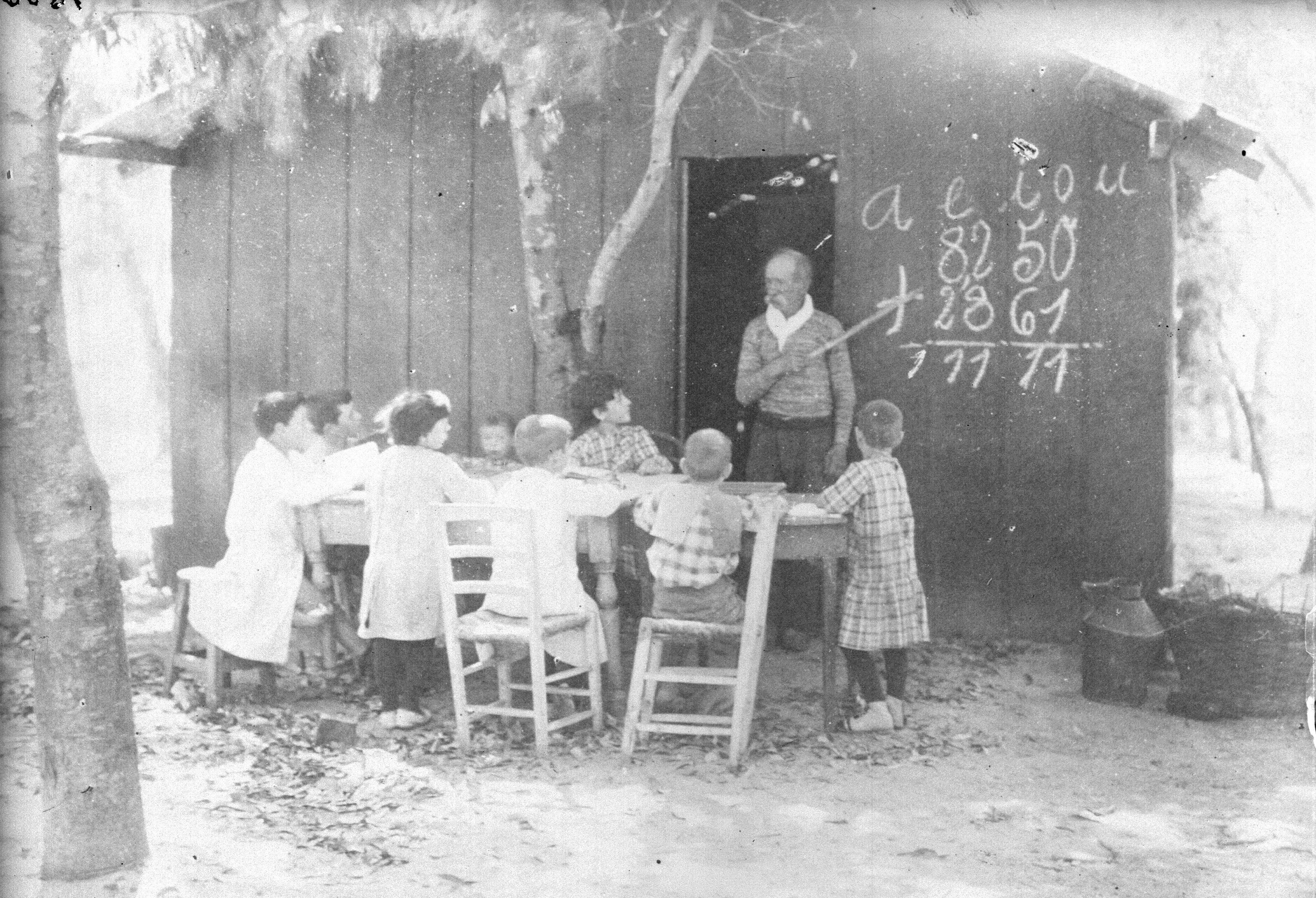 Una imagen de una escuela rural hacia 1890
