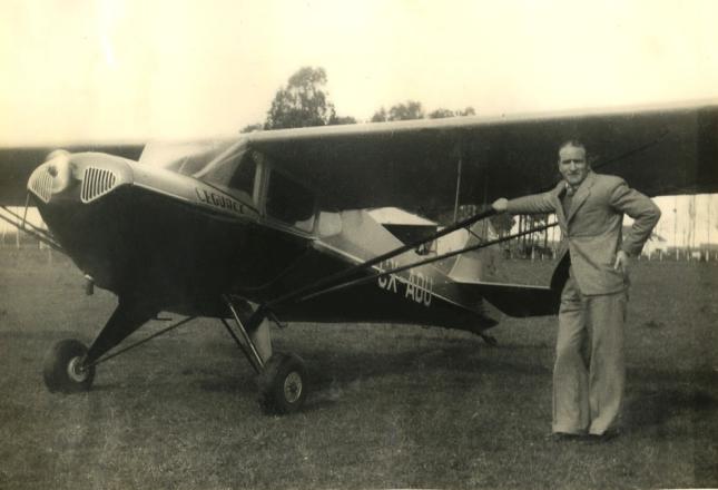 Julián Aroztegui preparando un vuelo