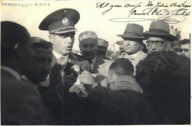 foto del presidente Oscar Gestido con dedicatoria a Julián, el amigo.