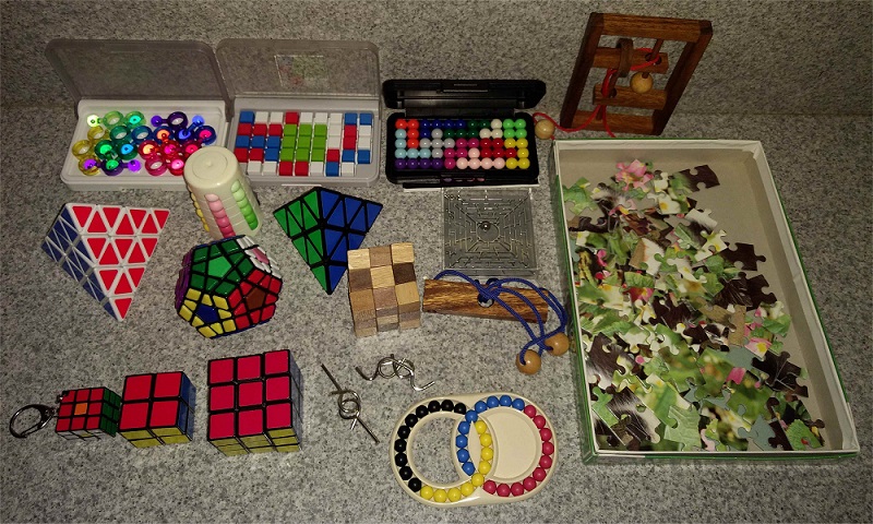 Varios tipos de puzles, en dos y tres dimensiones, con diversos materiales y para distintas edades.