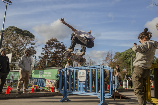 Un niño sonriente se eleva en el aire sobre su skateboard, disfrutando de la libertad y la actividad física en un día soleado. Su salto es una celebración de la vitalidad y la energía que representa el Día Mundial de la Actividad Física. Esta imagen captura la esencia del movimiento, la diversión y el compromiso con un estilo de vida activo y saludable para todas las edades.