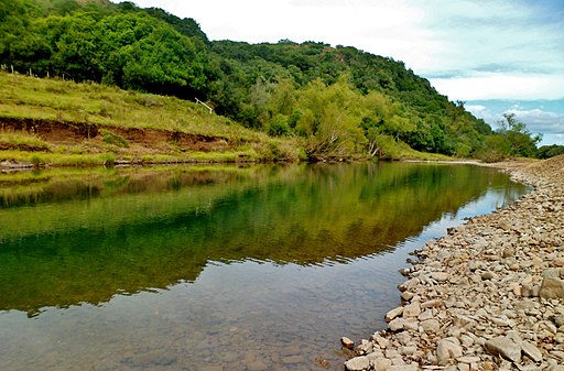 curso de agua rodeado de sierra valle del lunarejo