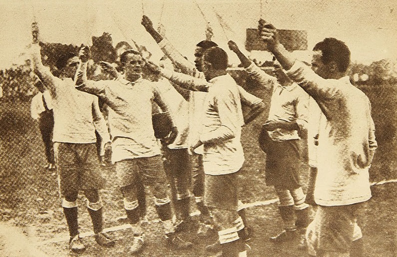Selección uruguaya de fútbol saludando a los espectadores