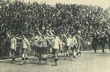  Celebración histórica en el Estadio Colombes: equipo uruguayo campeón dando la vuelta olímpica tras vencer a Suiza 3-0