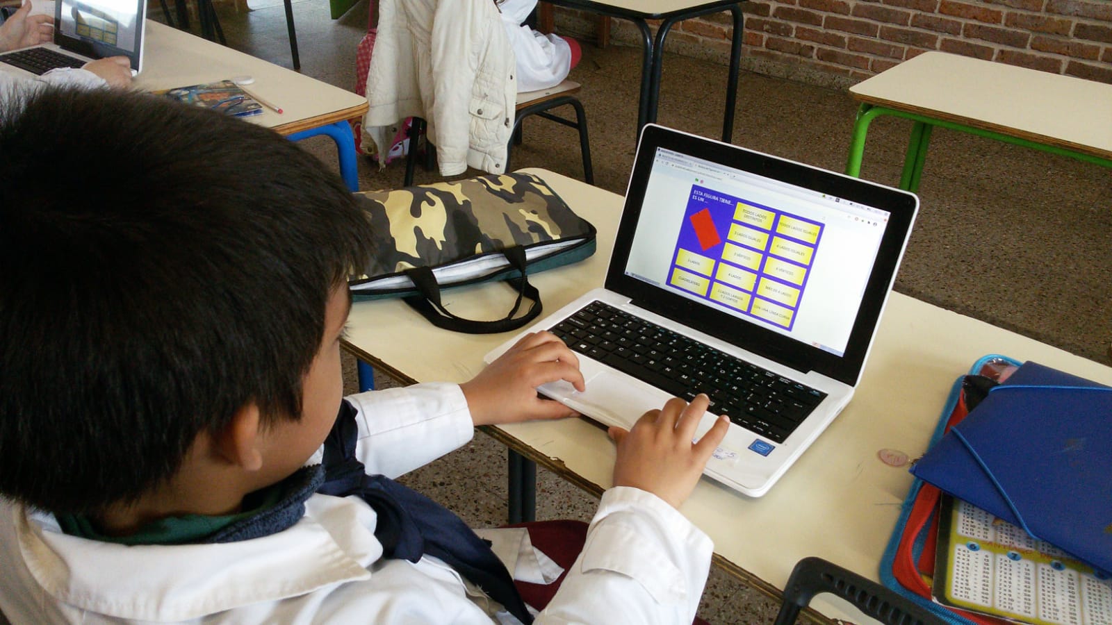 niño jugando a la ruleta de figuras