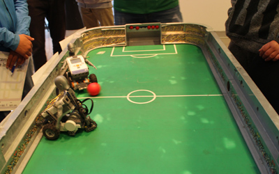 fotografía de futbolito con robots