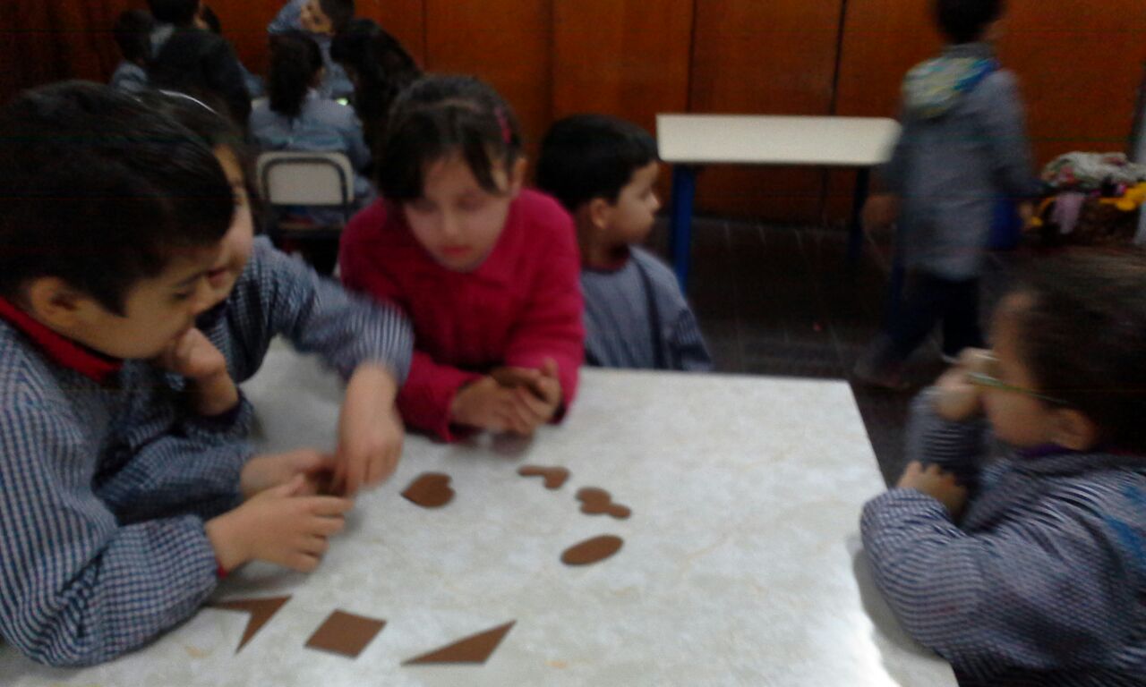 Fotografía de los niños en el curso de la actividad