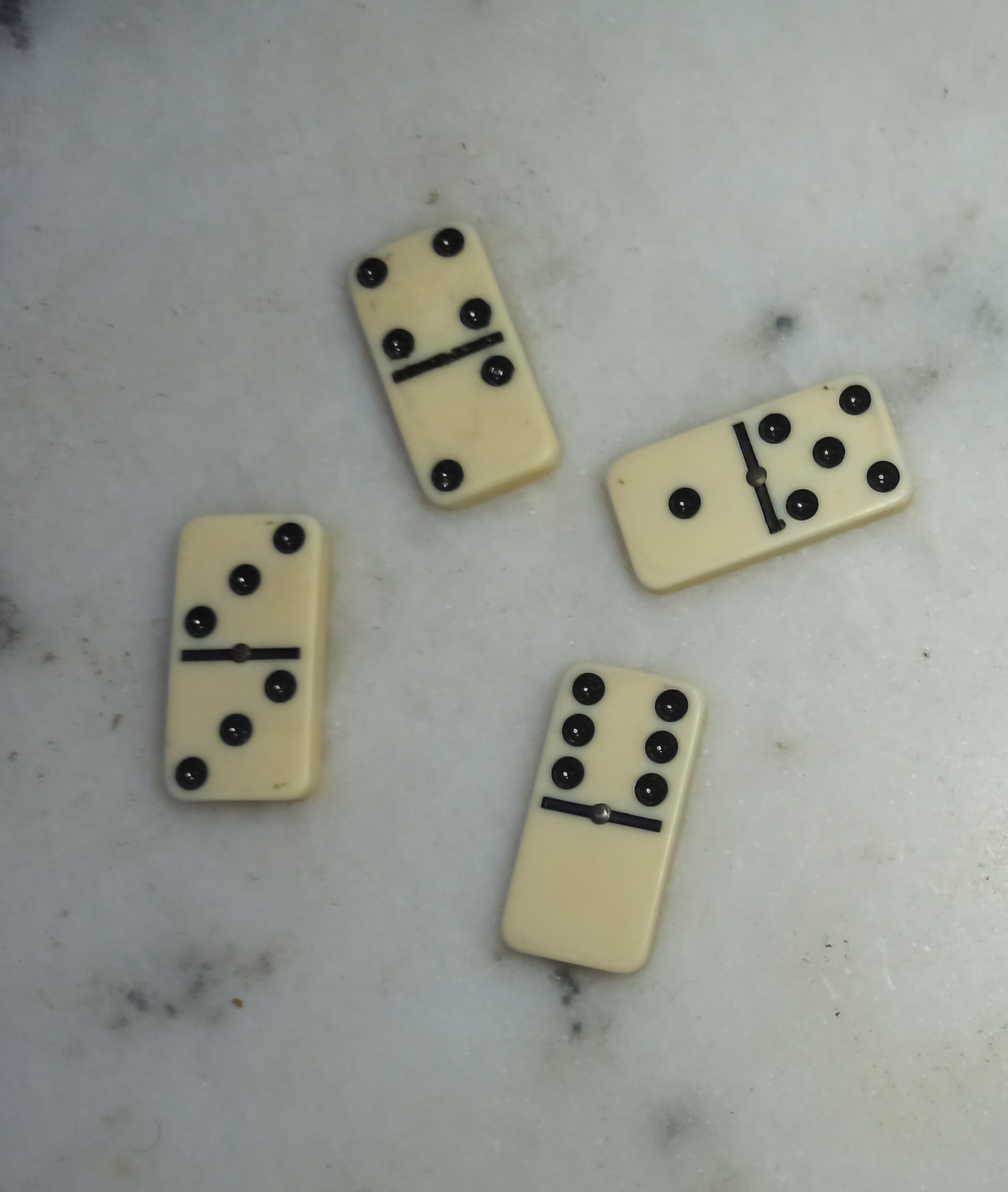 Fichas de dominó iguales a seis