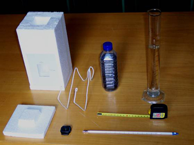 Fotografía de un centímetro, una pipeta, un termómetro y otros elementos de laboratorio
