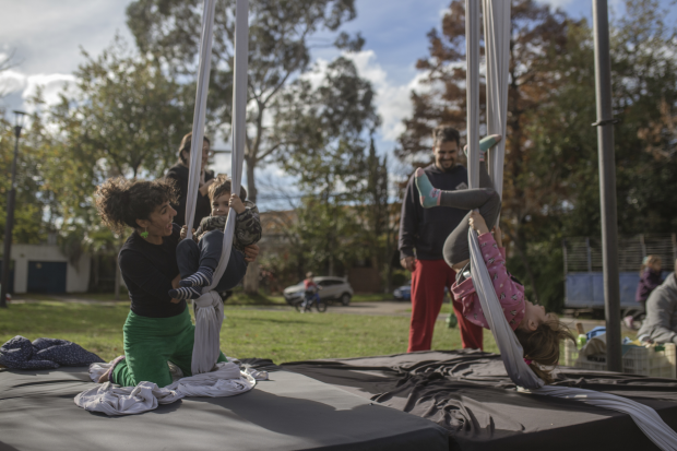 Imagen de niños jugando en telas de acrobacia, mostrando su destreza física y disfrutando del ejercicio y la diversión. Representa el espíritu del Día Mundial de la Actividad Física, para promover un estilo de vida activo y saludable en personas de todas las edades. La actividad física no solo fortalece el cuerpo, sino que también nutre la mente y el espíritu, y es fundamental para una vida plena y equilibrada. 