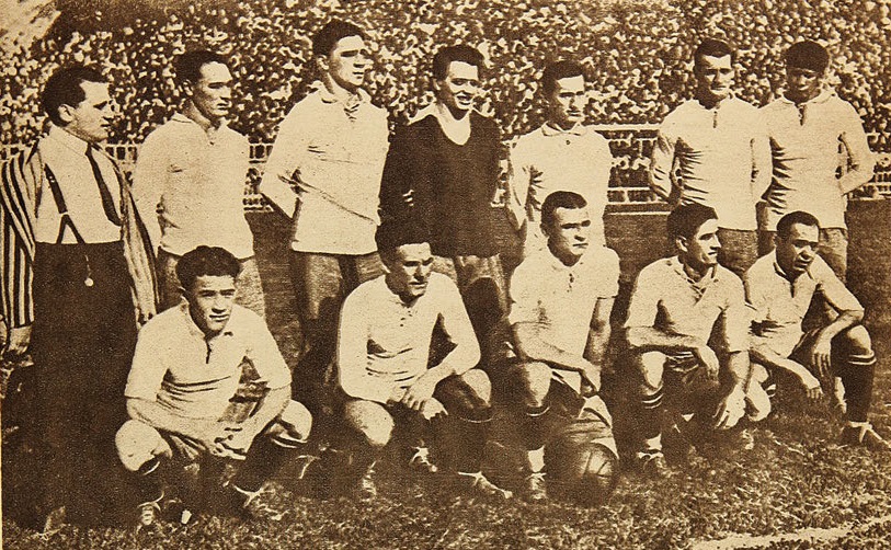 Selección uruguaya de fútbol 1924 posando para la foto en el estadio con las gradas repletas de fondo