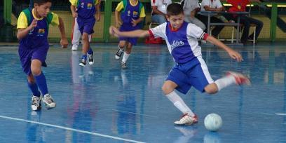 Jóvenes jugando al futbol de salon