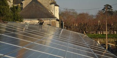 Una persona reparando paneles solares