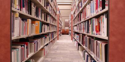 Fotografía de estantes de libros en una biblioteca.