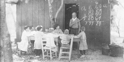 Fotografía en la que se aprecia una escena cotidiana de una escuela rural de Uruguay en la década de 1890.
