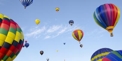 Globos aerostáticos en el cielo