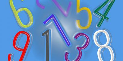 Números primarios de colores con fondo celeste.