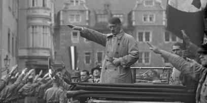 Adolf Hitler en un acto nacionalsocialista