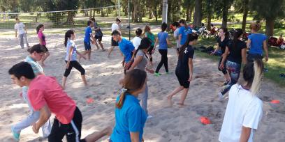 Estudiantes haciendo ejercicios de entrada en calor