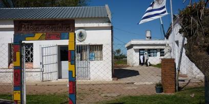 Fotografía a color de una escuela rural.