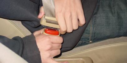 Una persona abrochando el cinturón de seguridad